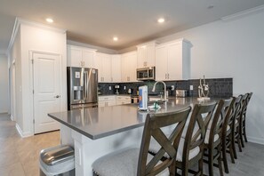 冷蔵庫、電子レンジ、オーブン、コンロ