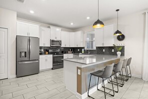 Geladeira, micro-ondas, fogão, cooktop