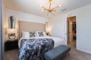 9 عدّة غرف نوم ومكواة/لوح كي وواي فاي وملاءات أسرّة