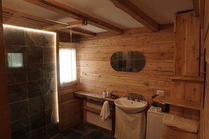 Regadera, secadora de cabello, bidet, toallas 