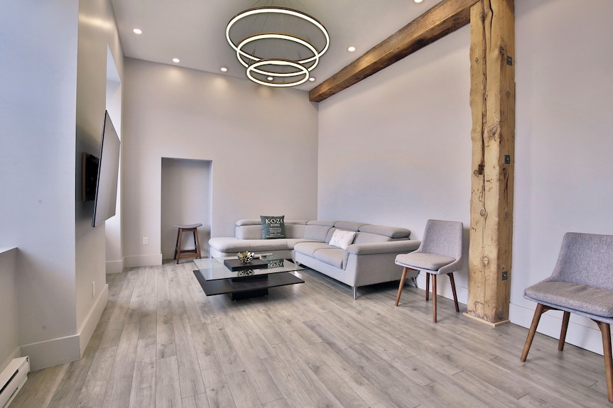 Delightful 3-bedroom 3ba Condo In Old Montréal Including Parking On Premises - 롱괴이