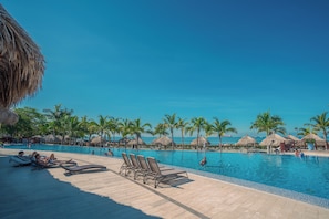 Pool - Luxury seafront APT in Santa Marta, ideal to relax in family (Santa Marta)
