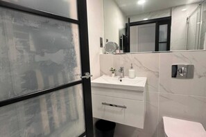 Douche, sèche-cheveux, serviettes fournies, savon