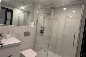 Douche, sèche-cheveux, serviettes fournies, savon