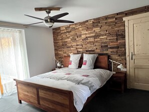 3 bedrooms, in-room safe, iron/ironing board, travel crib - Attractive apartment *** in the French alps, in farmhouse from 1751 by the river (Mieussy)