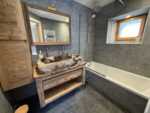 Een douche,  milieuvriendelijk toiletgerief, een haardroger, handdoeken