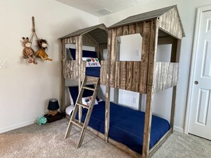 8 bedrooms, iron/ironing board, WiFi, bed sheets