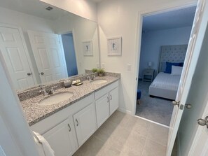 8 quartos, ferros/tábuas de passar roupa, Wi-Fi, roupa de cama