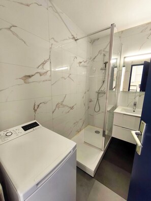 Douche, serviettes fournies, papier toilette