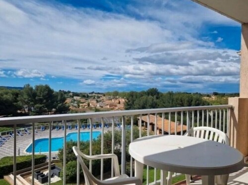 Superbe T2 lumineux avec vue dégagée et piscine