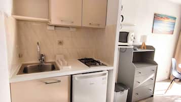 Réfrigérateur, micro-ondes, plaque de cuisson, cafetiÚre/bouilloire