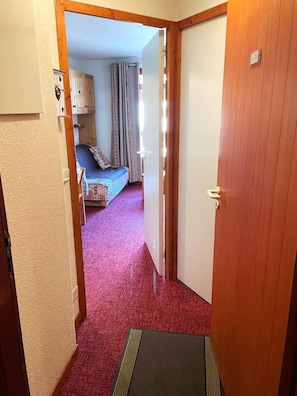Interior - 50m from resort center, 2nd floor, view mountain, balcony, tv, ski locker, 23m², Valfréjus (Valfréjus)