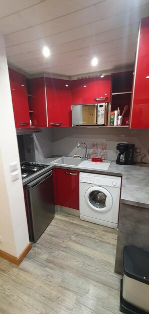 Kjøleskap, mikrobølgeovn, ovn og oppvaskmaskin