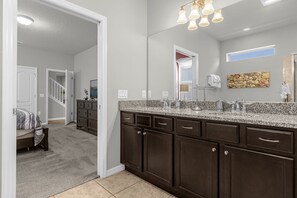 9 quartos, ferros/tábuas de passar roupa, Wi-Fi, roupa de cama