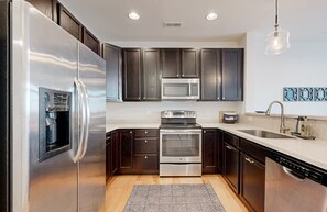 Kühlschrank, Mikrowelle, Ofen, Herdplatte