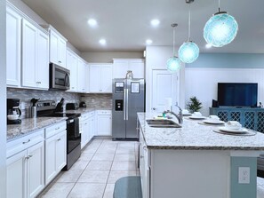 冷蔵庫、電子レンジ、オーブン、コンロ