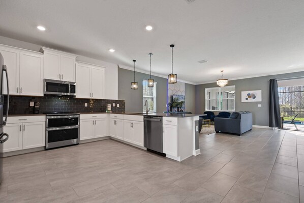 Refrigerador, microondas, horno y parrilla de estufa 