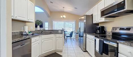 ثلاجة، ميكروويف، فرن، موقد طهي مسطح