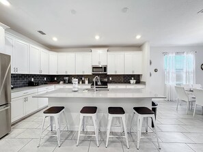 Fridge, microwave, oven, stovetop - Last Minute Disney! Private Pool, Hot Tub, Game Room & Themed Bedrooms. Book Now! #133999 (Orlando)