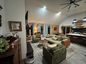 Smart TV, fireplace - Elegant Riverfront house in Rumney with hot tub, outdoors, fitness equipment (Rumney)