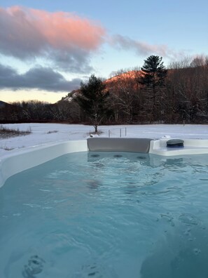 Tina de hidromasaje al aire libre
