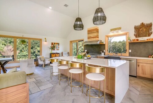 Elegant Riverfront house in Rumney with hot tub, outdoors, fitness equipment