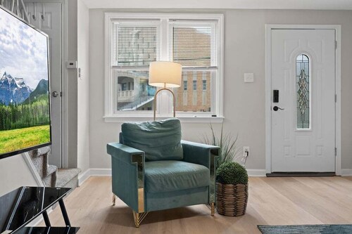 Stylish Modern Getaway Near Downtown City Center!