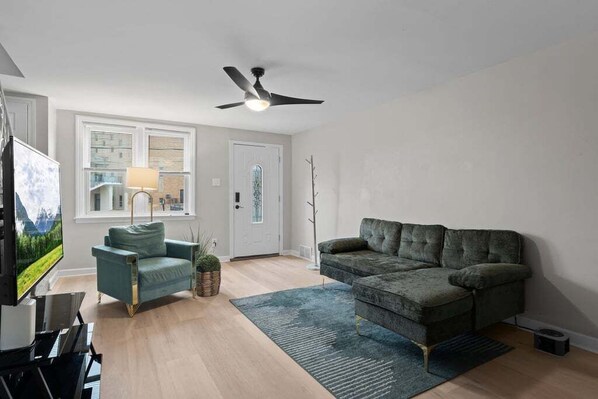 Televisión, libros y impresora 