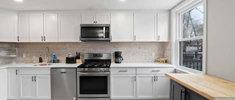 Réfrigérateur, four à micro-ondes, un four, surface de cuisson