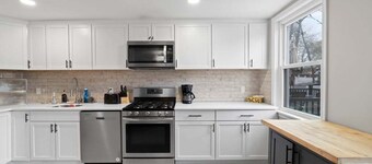 Stylish Modern Getaway Near Downtown City Center!