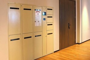 A row of beige lockers with a door to the right. - Hanting Hotel (Yanggu Gushan Road) (Yanggu)