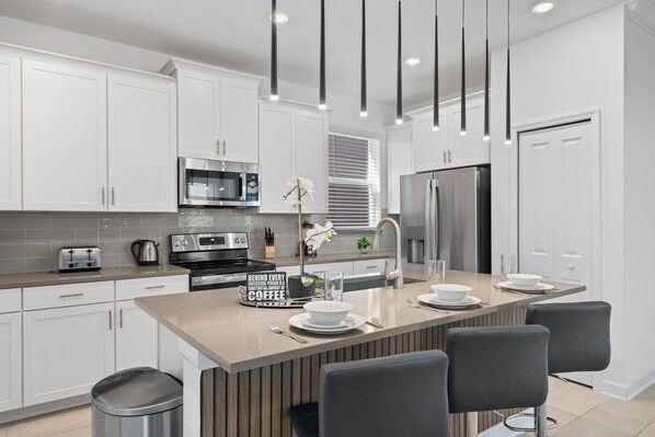 Refrigerador, microondas, horno y parrilla de estufa 