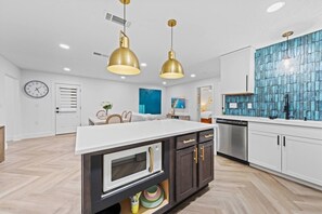 Jääkaappi, mikroaaltouuni, uuni, liesi