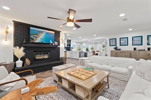 Smart TV, chimenea, videojuegos y libros 