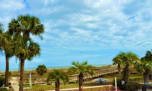 Property grounds - ISLAND RETREAT-GORGEOUS REMODELED CONDO ON HARBOR ISLAND WITH POOL & OCEAN VIEWS (Saint Helena Island)