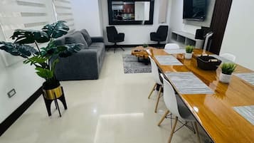 Comfort-lejlighed - terrasse | Opholdsområde | 32-tommers fladskærms-tv med digitale kanaler