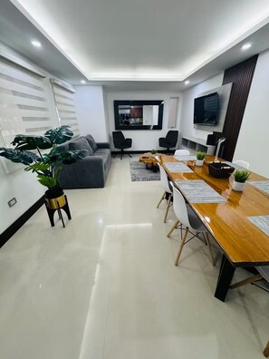 Appartement Confort, patio | Aire de séjour | Téléviseur à écran plat de 32 po avec télévision numérique