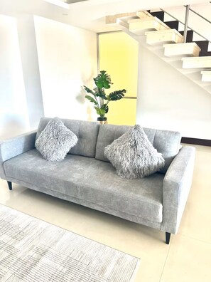 Luxury-Apartment, Balkon, Stadtblick | Wohnbereich