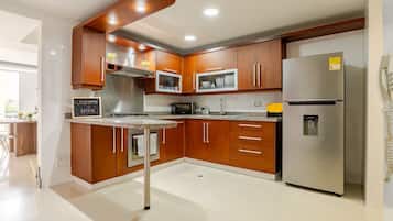 Classic Apartment, Balcony, City View | Private kitchen | Microwave, stovetop, cookware/dishes/utensils, freezer