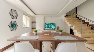 Classic Apartment, Balcony, City View | Dining room