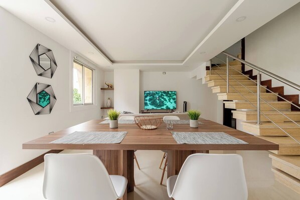 Classic Apartment, Balcony, City View | Dining room - Edificio Fence Real (Cali)