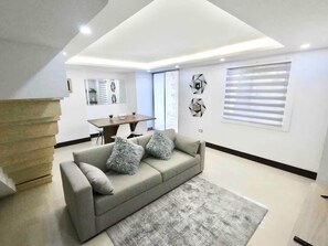 Classic Apartment, Balcony, City View | Living area | 32-inch flat-screen TV with digital channels - Edificio Fence Real (Cali)