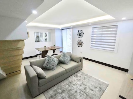 Apartamento clásico, balcón, vistas a la ciudad | Zona de estar | Televisión de pantalla plana de 32 pulgadas con canales digitales