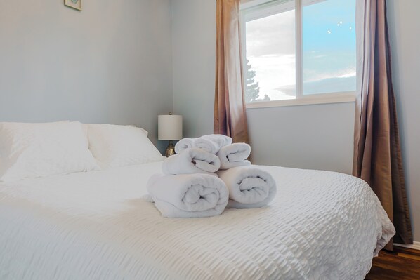 5 bedrooms, iron/ironing board, WiFi, bed sheets