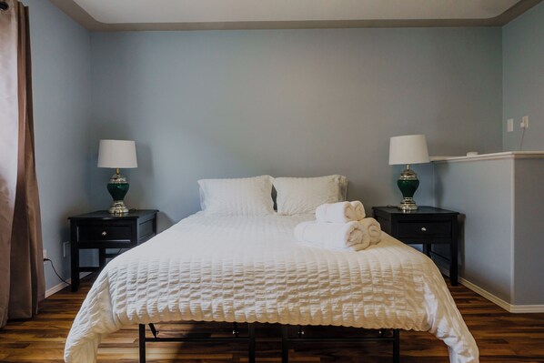 5 bedrooms, iron/ironing board, WiFi, bed sheets