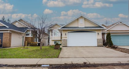 Spacious 5-bedroom house with AC, WiFi in superb Grande Prairie