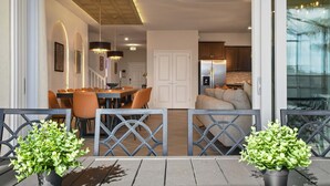 Un intérieur moderne comprenant un coin repas, une cuisine et un espace de vie.