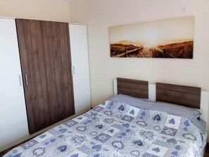 1 chambre, fer et planche à repasser, Wi-Fi, literie fournie