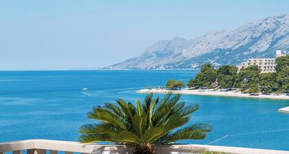 2BR Apartment with balcony and sea view