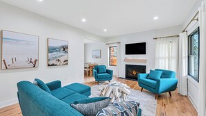 TV, fireplace - Beautiful Vacation Home in Hampton Bays walking distance to Peconic Bay Beaches! (Hampton Bays)